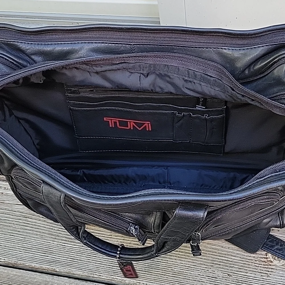 Tumi Leather Expandable Briefcase Lap Top Organizer Shoulder Bag.